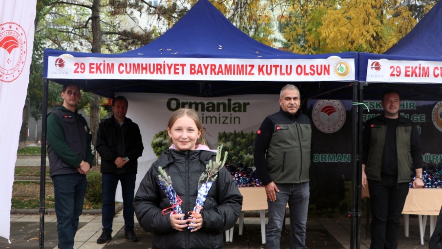 Eskişehir'de Cumhuriyet'in 103. yılına özel bin 103 lavanta fidanı dağıtıldı